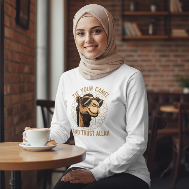 Dra åt kameran och lita på Allah T Shirt (Skapare uppladdad)