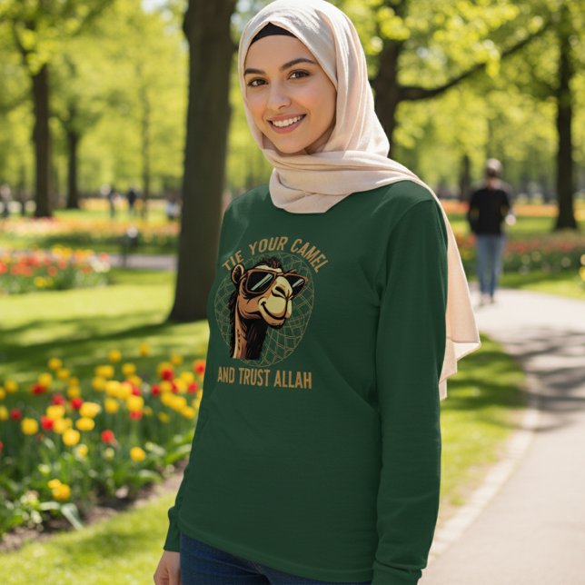 Dra åt kameran och lita på Allah T Shirt (Skapare uppladdad)