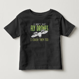Dra även piloten Multirotor Quadcopter-krocken mot T Shirt