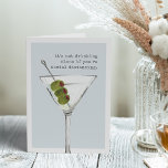 Dra Ensam | Funny Social Avstånd Hälsning Kort<br><div class="desc">Skicka en virtuell "cheers" från andra sidan havet med detta söta och roliga social avstånd temakort. Perfekt för födelsedagar, särskilda tillfällen eller varje dag som bara kräver en cocktail, är en martini med tre olivträd med frasen "det är inte att dricka ensam om du avstånd social." Anpassa insidan med ett...</div>
