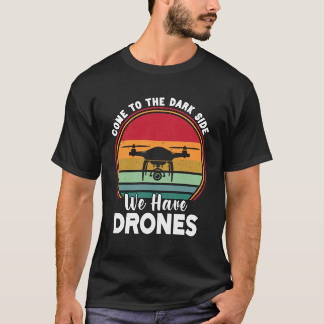 Dra Pilotens Kom till Mörken... Vi har drönare T Shirt (Framsida)