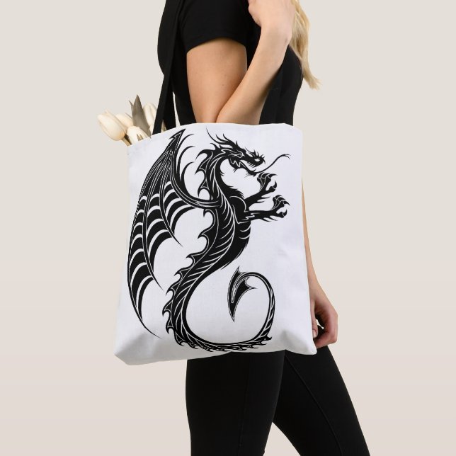Dragon Black Shape Tattoo Stil Tygkasse (Närbild)