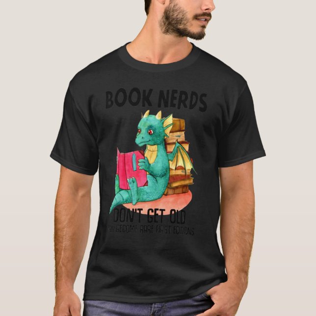 Dragon Bok Nerds blir inte gamla de blir Sällsynt T Shirt (Framsida)