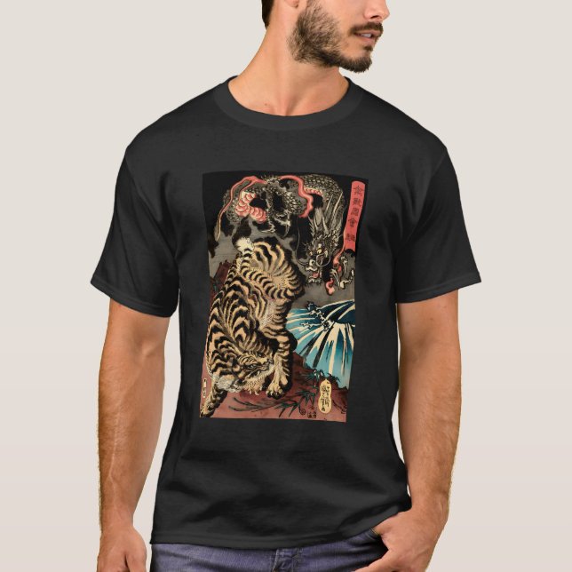 Dragon Fighting the Giant Tiger Japanska T Shirt (Framsida)