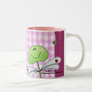 Dragon Fly på Rosa Gingham Två-Tonad Mugg