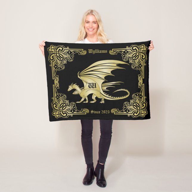 Dragon Monogram Guld, traditionell Bok Ram Fleecefilt (På plats)