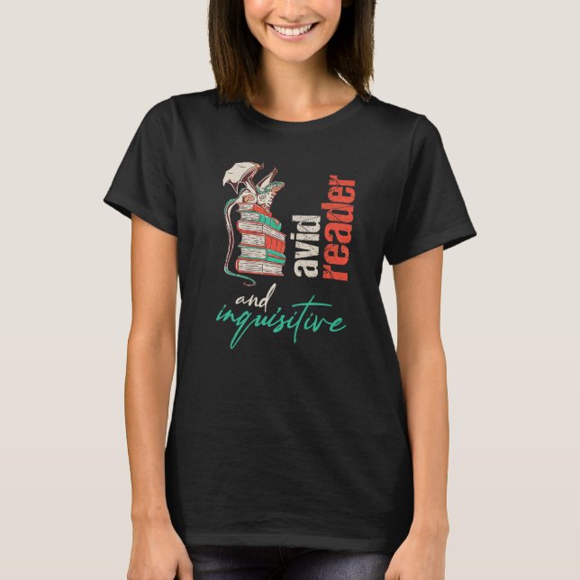 Dragon on books Avid reader and inquisitive For te T Shirt (Framsida)
