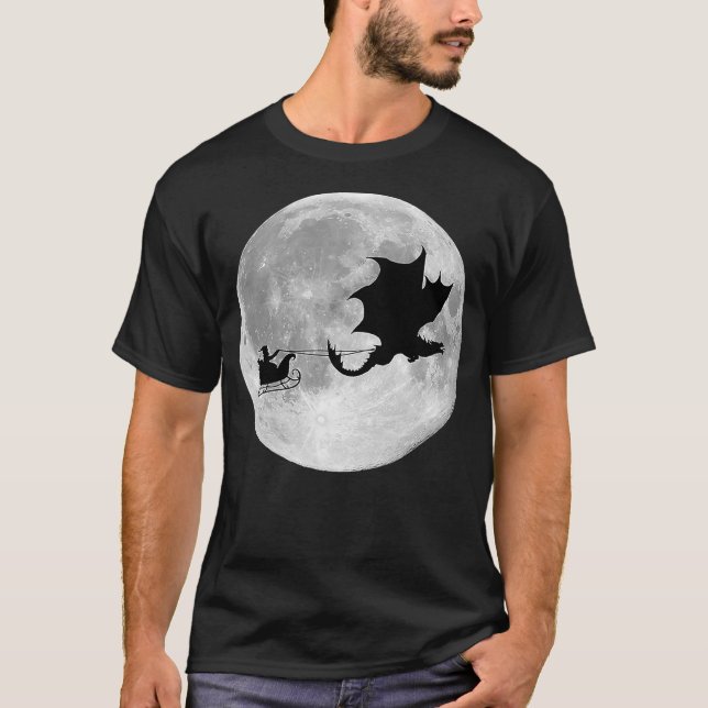 Dragon Pulls Sleigh For Santa In The Night T Shirt (Framsida)