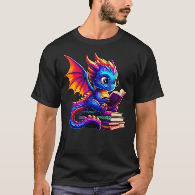 Dragon Reading a Book Bookworm Book Lover T Shirt (Framsida)
