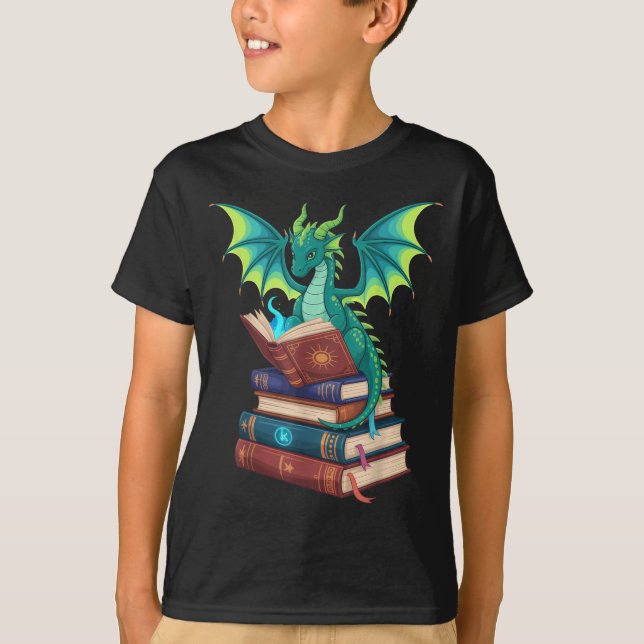 Dragon Reading Books Fantasy Lovers Mythical Creat T Shirt (Framsida)