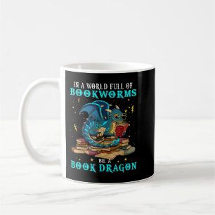 Dragon Shirt - i en Fullt av bokmaskar är A B Kaffemugg