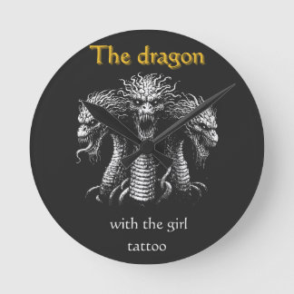 Dragon with Girl Tattoo - Funny Mörk Rund Klocka
