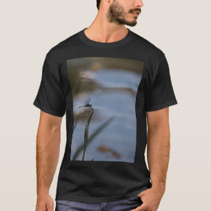 Dragonflugor på en förorts damm t shirt