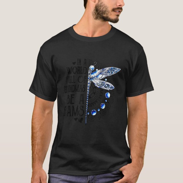 Dragonfly In A World Full Of Grandmas Be A Grams T Shirt (Framsida)