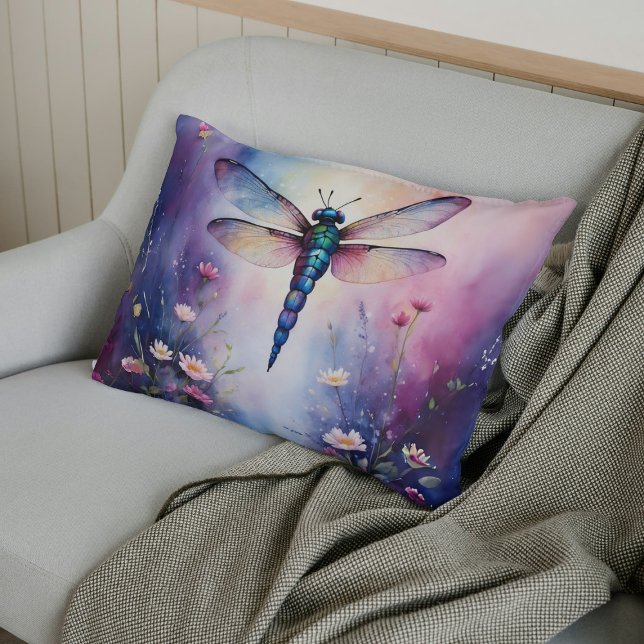 Dragonfly med Flowers Lila Watercolor Lumbarkudde (Skapare uppladdad)