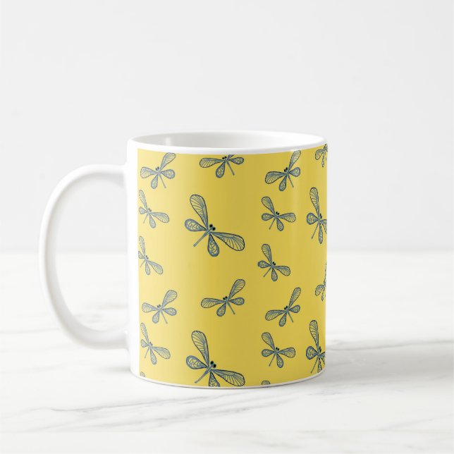 Dragonfly med vacker bakgrund till gulten kaffemugg (Vänster)
