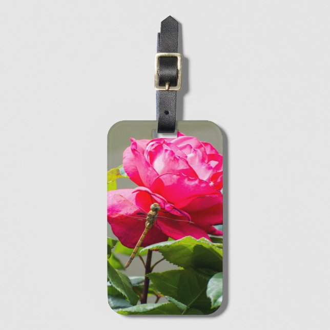 Dragonfly sitta på röd ros-blomman bagagebricka (Framsida vertikal)