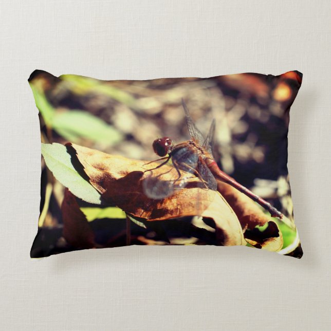 Dragonfly vid torkat Löv. Prydnadskudde (Framsidan)