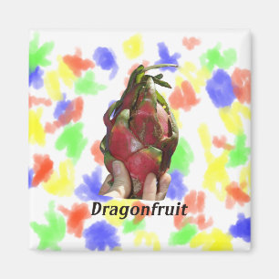 Dragonfruit rymde i fingrar med textfotoet Pitaya Magnet