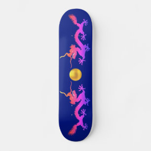 Drakar i rosa, röda och blå nyanser på blå mini skateboard bräda 18,5 cm