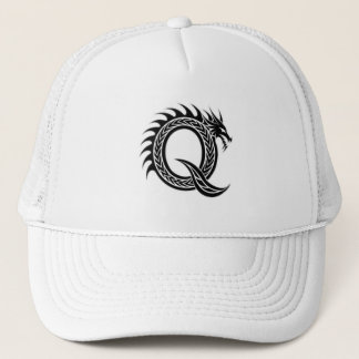 Drakbrev Q – Unikt drakalfabetdesign Keps