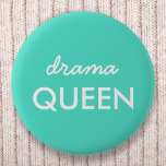 Drama Queen | Modern Coola för Grönt i Trendig - o Knapp<br><div class="desc">Enkelt,  snyggt "drama Drottning"-roligt citerar konstemblem i modern minimalistisk typografi i vitt på en akvatisk grönt som lätt kan vara personlig med ditt eget ord. Det här trendiget,  den söta giriga designen är perfekten påstående för dig själv eller som en gåva till en älskad person!</div>