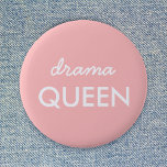 Drama Queen | Modern Trendig Cute Rosa Snyggt Diva Knapp<br><div class="desc">Enkelt,  snyggt "drama Drottning"-roligt citerar konstemblem i modern minimalistisk typografi i vitt på en mjuk rosa som lätt kan vara personlig med ditt eget ord. Det här trendiget,  den söta giriga designen är perfekten påstående för dig själv eller som en gåva till en älskad person!</div>
