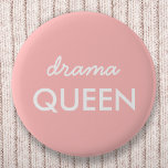 Drama Queen | Modern Trendig Cute Rosa Snyggt Diva Knapp<br><div class="desc">Enkelt,  snyggt "drama Drottning"-roligt citerar konstemblem i modern minimalistisk typografi i vitt på en mjuk rosa som lätt kan vara personlig med ditt eget ord. Det här trendiget,  den söta giriga designen är perfekten påstående för dig själv eller som en gåva till en älskad person!</div>