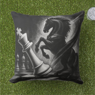Dramatic Black Horse vs. Kung - Bold Chess Artwork Kudde
