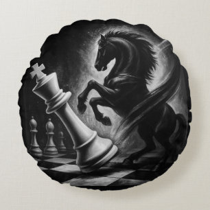 Dramatic Black Horse vs. Kung - Bold Chess Artwork Rund Kudde
