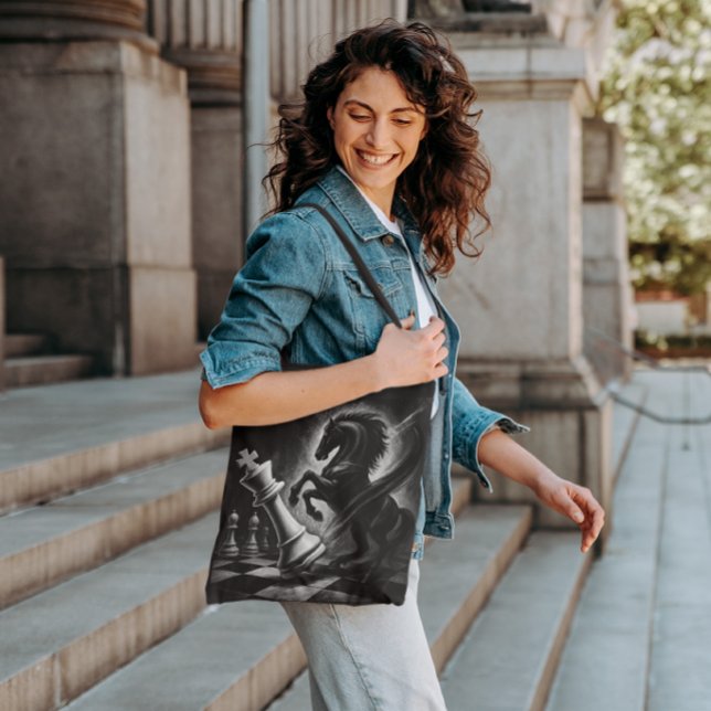 Dramatic Black Horse vs. Kung - Bold Chess Artwork Tygkasse (Skapare uppladdad)