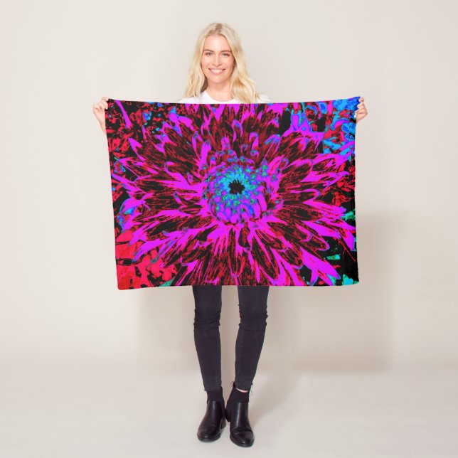 Dramatic Crimson Red, Lila and Black Dahlia Fleecefilt (På plats)