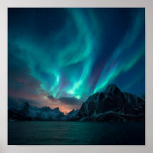 Dramatic Fjord Mountain Silhouettes med Aurora