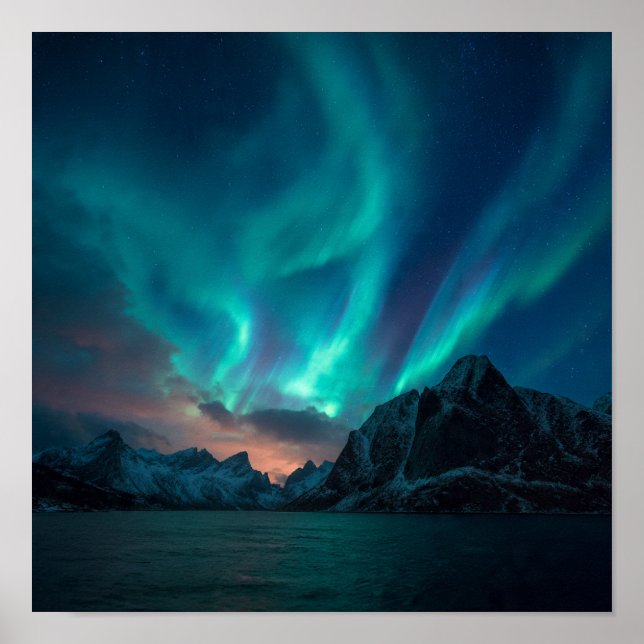 Dramatic Fjord Mountain Silhouettes med Aurora Poster (Framsidan)
