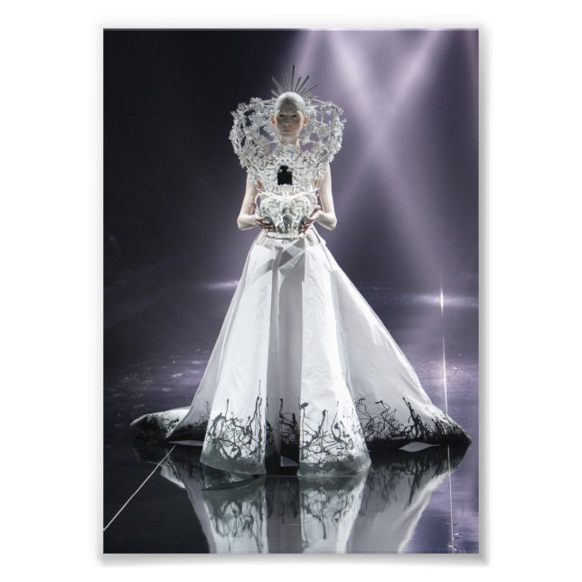 Dramatic White Hearing Woman in FuturisticSparklin Fototryck (Framsidan)