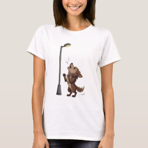 Dramatisk Brun Varg som Ylar åt en Lysande Gata T Shirt