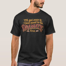 Dramatisk Först Sen Rolig Citat T-Shirt