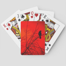 Dramatisk Kråkfågel i Träd Röd Vinter Fotografi