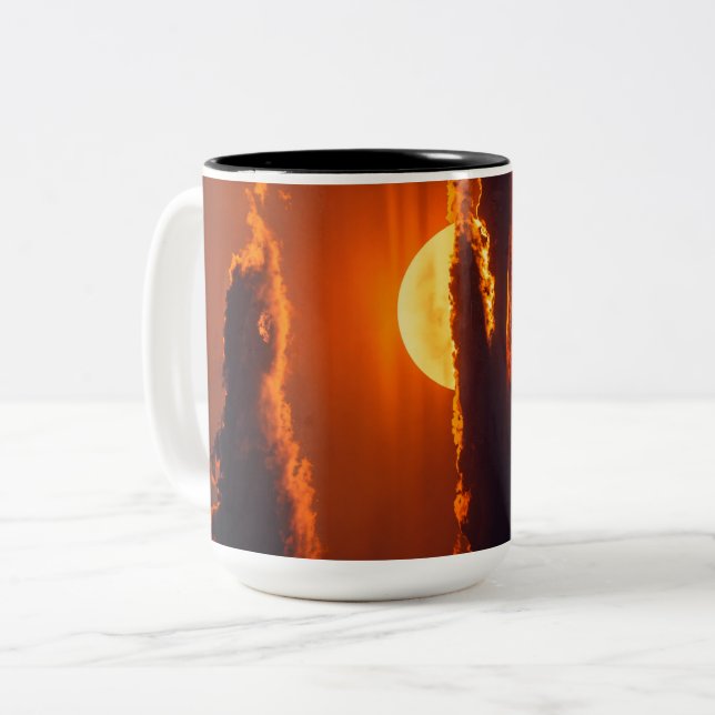 Dramatisk röd solnedgångskonst för kaffemugg (Framsida vänster)