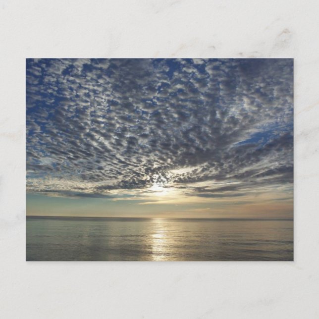 Dramatisk solnedgång med moln och hav vykort (Framsida)