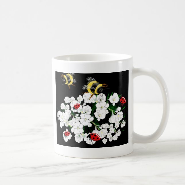 Dramatiska bilejbuggar och vita blommor på svart kaffemugg (Höger)