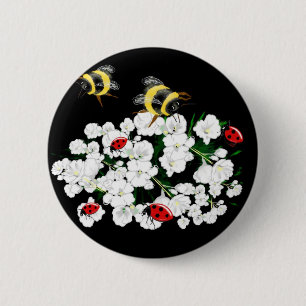 Dramatiska bilejbuggar och vita blommor på svart knapp