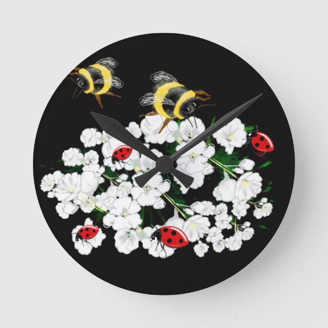Dramatiska bilejbuggar och vita blommor på svart rund klocka (Framsida)