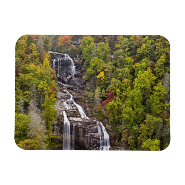 Dramatiska Whitewater Falls på hösten i Magnet (Horisontell)