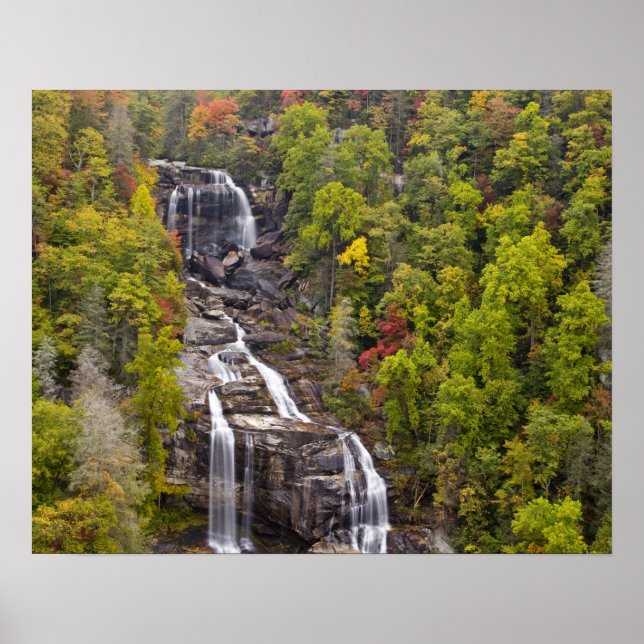 Dramatiska Whitewater Falls på hösten i Poster (Framsidan)