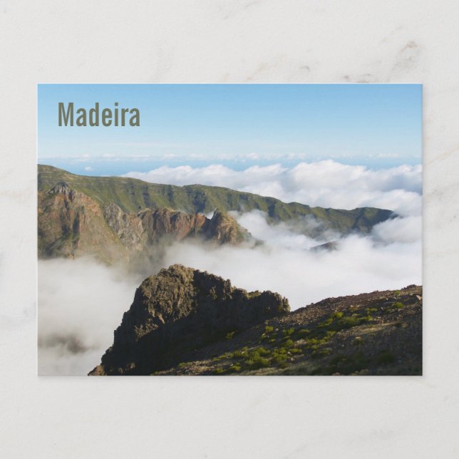 Dramatiskt bergslandskap med moln i Madeira Vykort (Framsida)