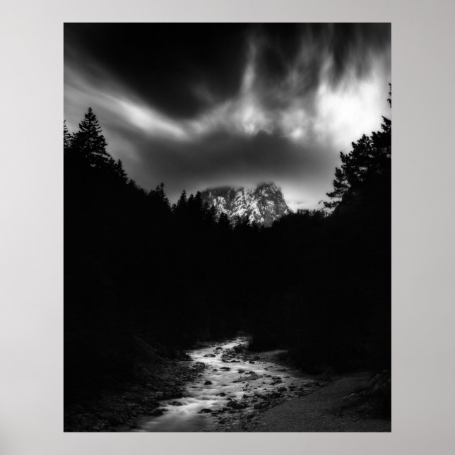 Dramatiskt landskap i berg och flod poster (Framsidan)