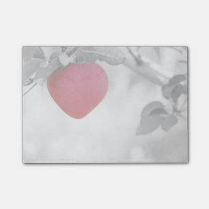 Dramatiskt rött hjärtformat äpple post-it block
