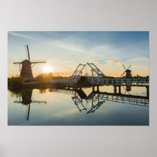 Drawbridge och windmills på solnedgången i Holland Poster