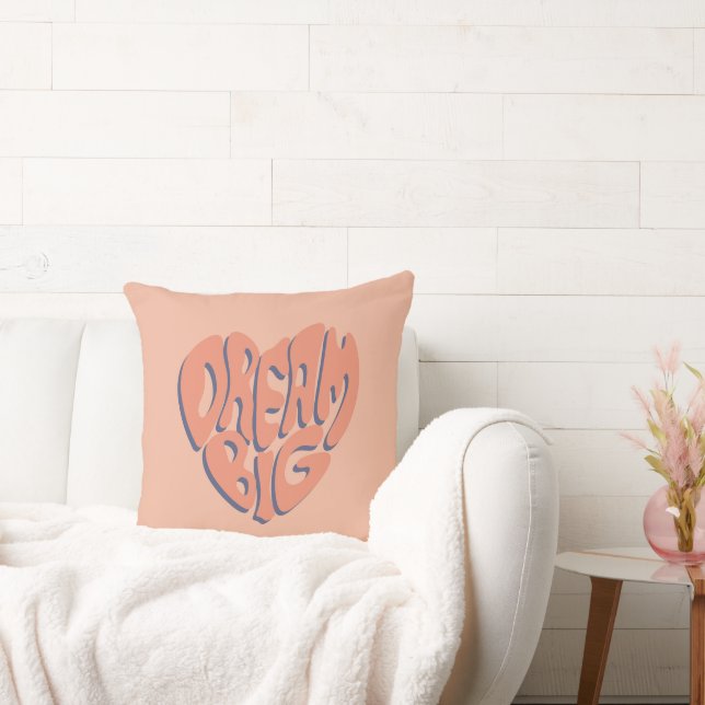 Dream Big: Coral and Apricot Motivational Advice Kudde (Soffa)